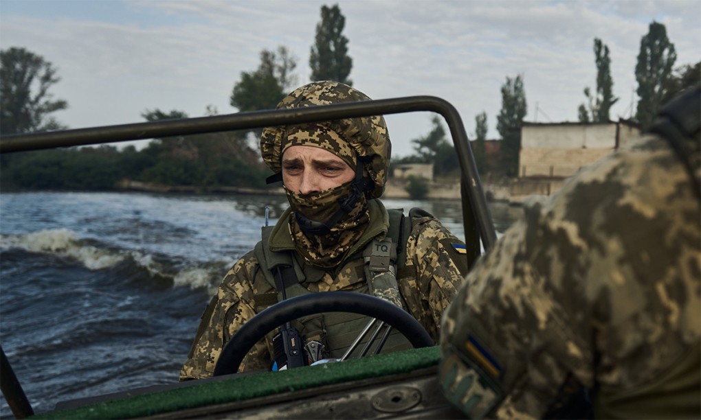Lính Ukraine vượt sông Dnipro (ảnh: CNN)
