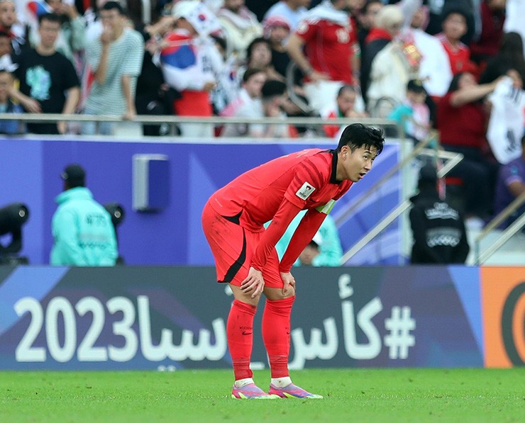 Sau khi trọng tài thổi còi kết thúc trận đấu giữa Hàn Quốc và Jordan, Son Heung Min đứng lại một lúc lâu trên sân để…thở.