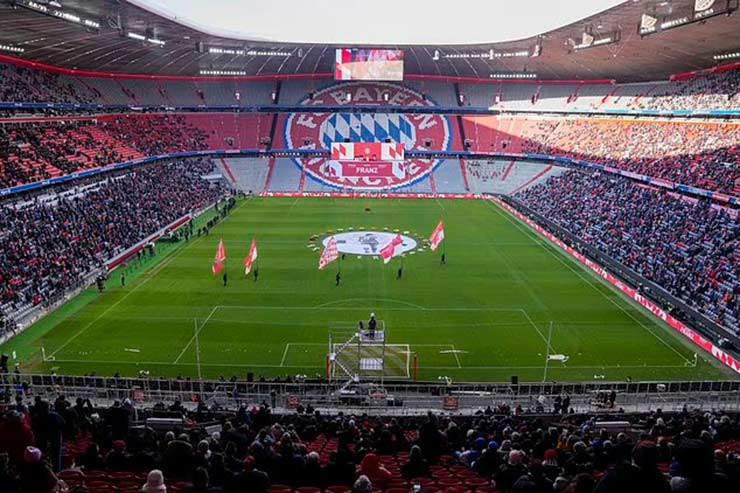 Đông đảo fan Bayern Munich đã đến nói lời từ biệt với Franz Beckenbauer