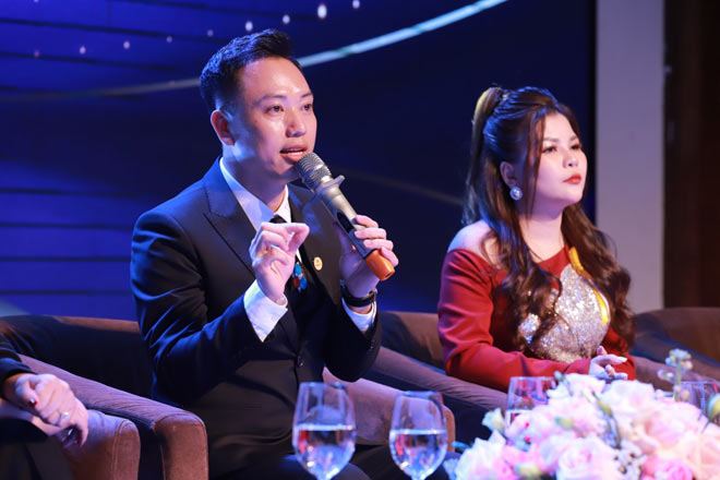Tác giả, doanh nhân Nguyễn Minh Thuần tại lễ ra mắt sách “Hành trình thay đổi: 11 bài học từ thất bại trong kinh doanh mỹ phẩm”