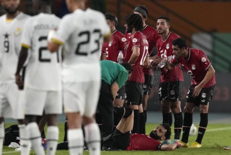 Salah gặp đau khi đối đầu đối phương
