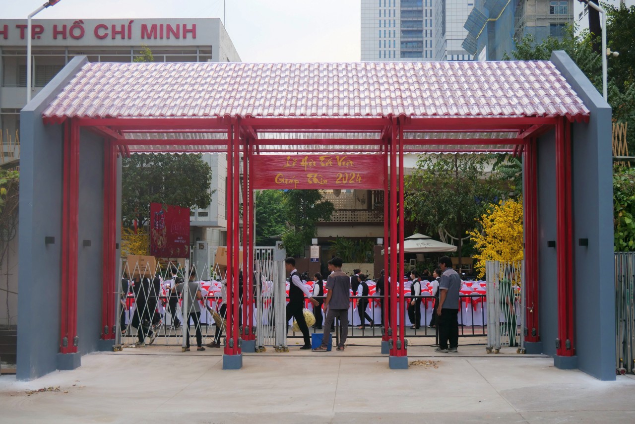 Đại diện Nhà văn hoá Thanh niên cho biết, phần cổng Lễ hội Tết Việt được thiết kế theo kiến trúc nhà ba gian được, lợp mái ngói hiện đại.