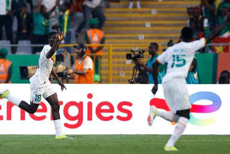 Ismaila Sarr (số 18) tạo ra 2 bàn thắng đầu cho Senegal trước Cameroon