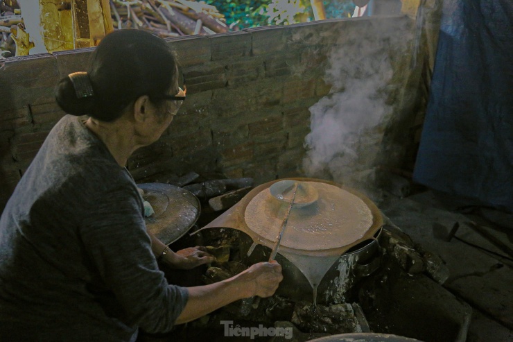 Cách trung tâm thành phố khoảng 15km, làng bánh tráng Túy Loan nổi tiếng món với bánh tráng thơm ngon thu hút khách gần xa. Những ngày này, các hộ dân đang tất bật để chuẩn bị cho đơn hàng Tết.