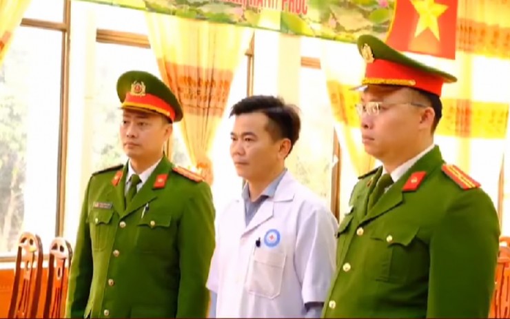 BS Lý Khắc Hùng (giữa).