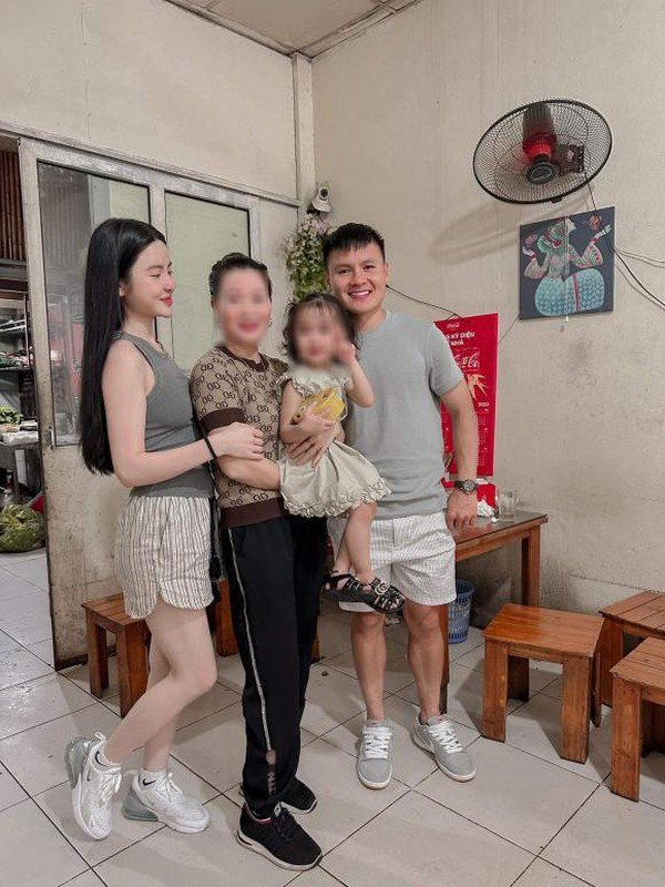 Về nhà chồng, vợ tương lai của Quang Hải thoải mái hát ca - 4