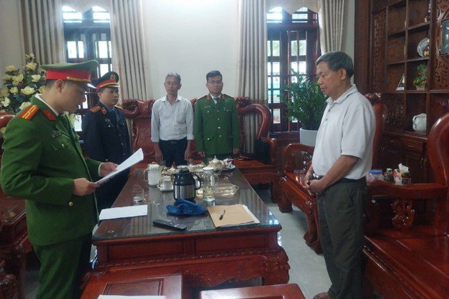 Cơ quan chức năng thi hành các quyết định tố tụng đối với ông Ngô Đình Chén, cựu Phó Giám đốc Sở Tài chính Thanh Hóa.