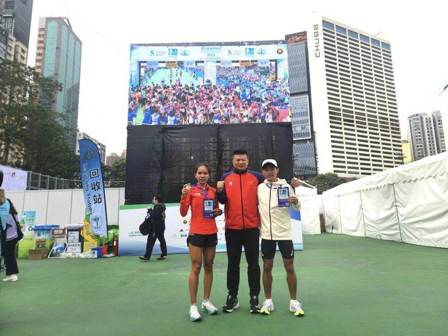 HLV Trần Đoàn Minh Thiện và hai VĐV Hoàng Nguyên Thanh và Hoàng Thị Ngọc Hoa tại giải marathon vô địch châu Á 2024.
