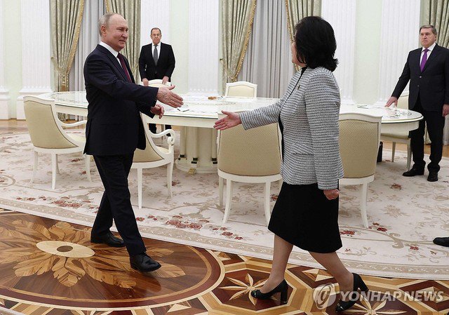 Tổng thống Nga Vladimir Putin gặp Bộ trưởng Ngoại giao Triều Tiên Choe Son-hui tại Moscow hôm 16-1. Ảnh: Yonhap