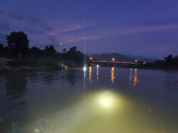 Dò tìm nạn nhân chết đuối ở bến nước Bà Đào trên dòng sông Cái trong đêm tối.