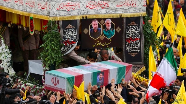 Lễ tang cố vấn cấp cao Vệ binh Cách mạng Iran Sayyed Razi Mousavi, người đã thiệt mạng trong cuộc không kích được cho là do Israel thực hiện vào khu vực gần thủ đô Damascus của Syria ngày 28/12/2023. (Ảnh: Reuters)