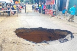 Tin tức trong ngày - Chuyên gia đã đến hiện trường khảo sát địa chất &quot;hố tử thần&quot; gần Quốc lộ 6