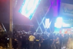 Pháp luật - Hàng trăm cảnh sát ập vào kiểm tra quán bar ở quận Tân Phú