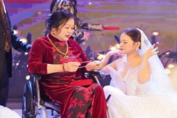 Đời sống Showbiz - Đám cưới Yanbi: Mẹ chú rể đi xe lăn lên lễ đường, trao sính lễ cho con dâu