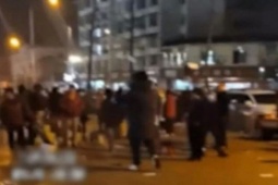 Bạn trẻ - Cuộc sống - Người đàn ông mang cả "núi tiền" ném ra ngoài đường, biết được nguyên nhân phía sau khiến ai cũng choáng váng