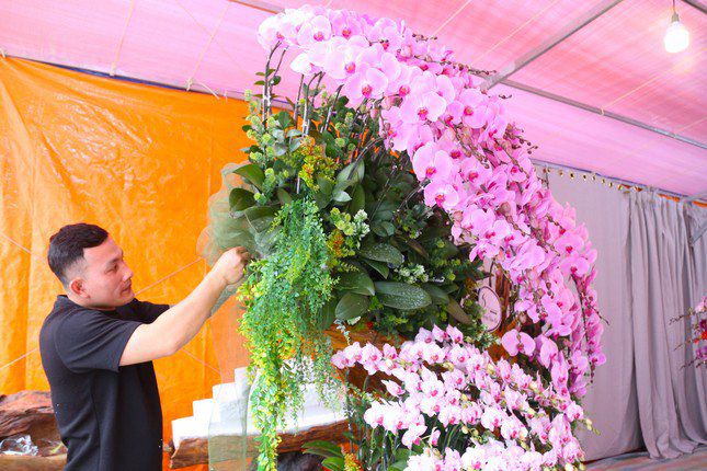 Thợ cắm hoa đang làm việc tất bật để phục vụ nhu cầu mua sắm hoa Tết của người dân.