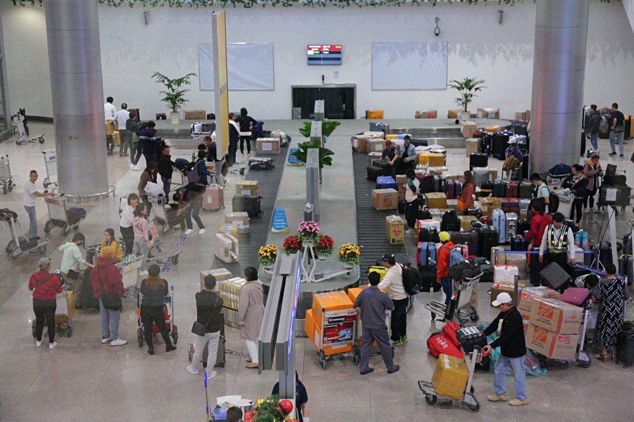 Các băng chuyền hành lý tại ga quốc tế luôn trong tình trạng đông đúc. Do hành lý ký gửi tăng đột biến nên việc Việt kiều chờ lâu là điều không trách khỏi. Hành lý chủ yếu là quà Tết mà Việt kiều mang về tặng người thân.
