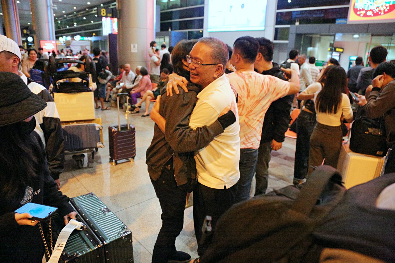 Khoảnh khắc gia đình đoàn tụ, ôm nhau trong sự hạnh phúc khi được đón Tết cùng nhau tại quê hương.
