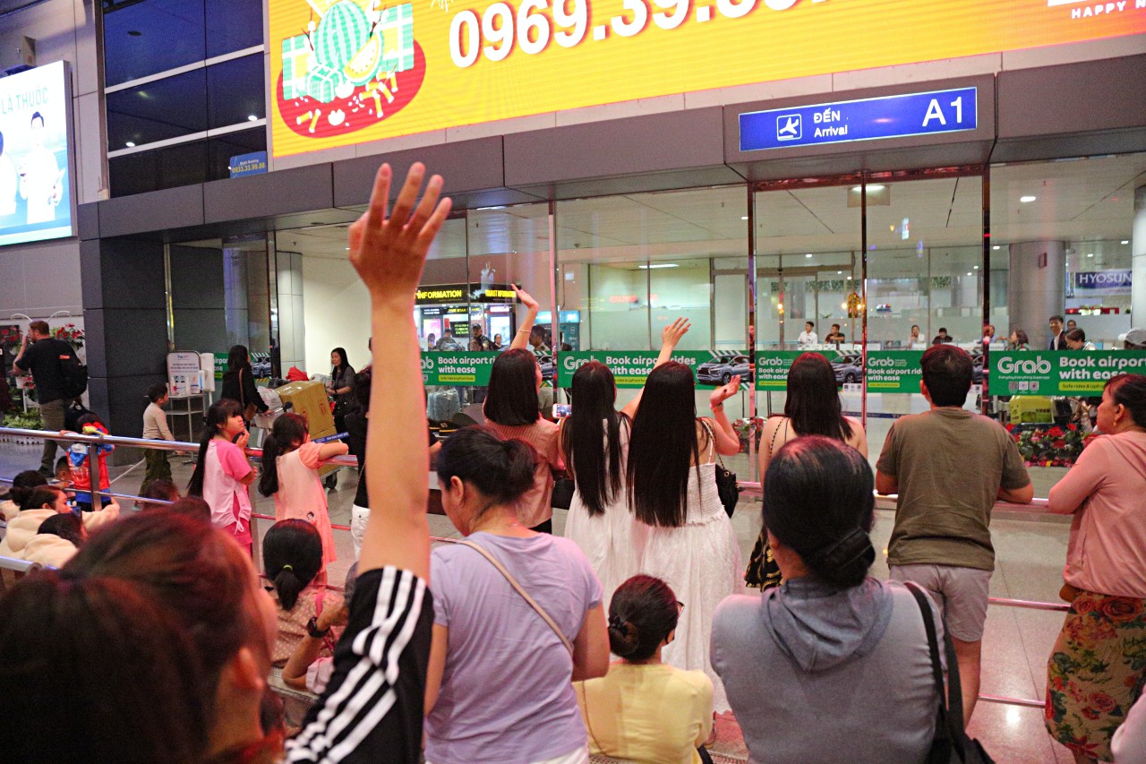 Khung cảnh nhộn nhịp tại ga đến quốc tế khiến cả người dân và Việt kiều đều phấn khích.