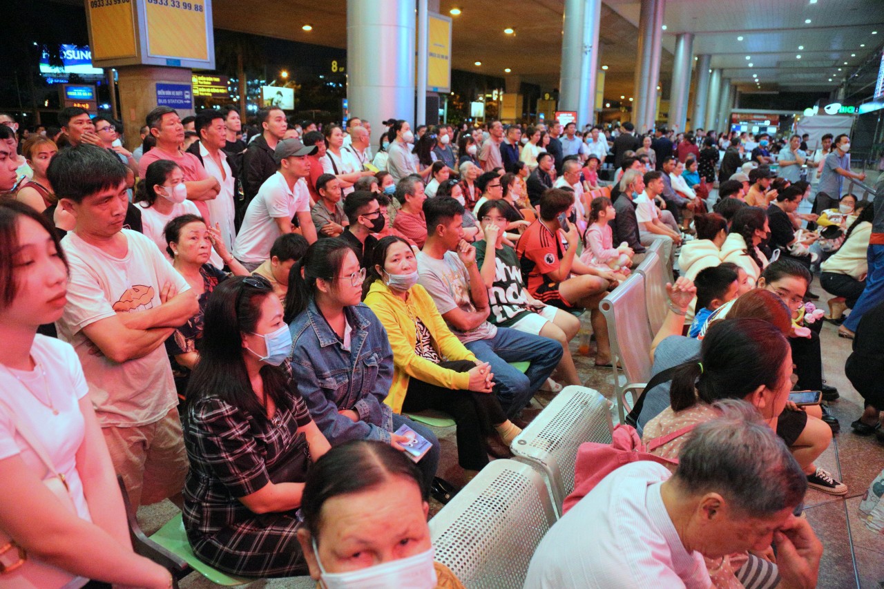 Sân bay Tân Sơn Nhất đông nghẹt người đón Việt kiều về quê ăn Tết - 3