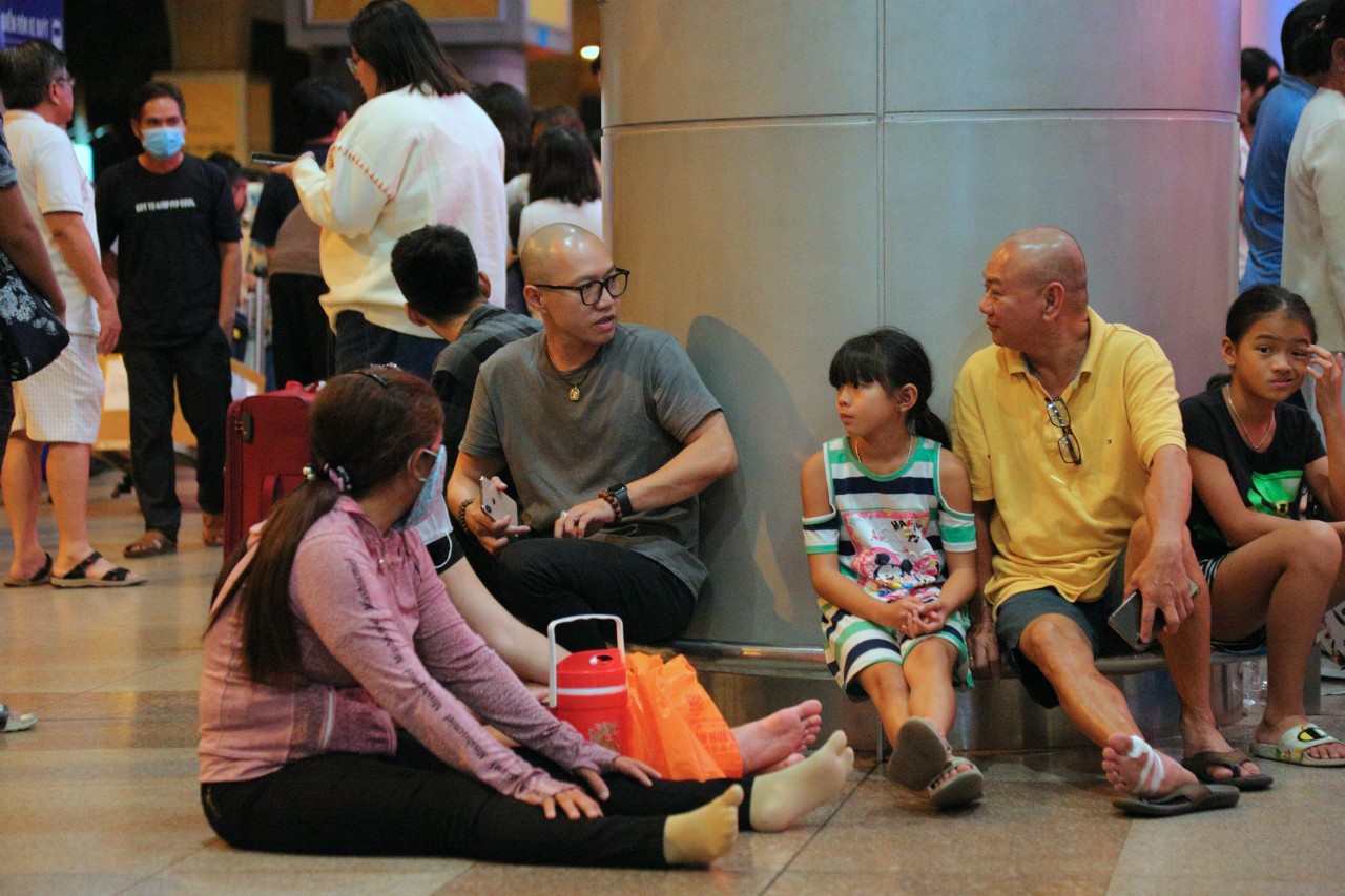 Dù đêm khuya nhưng nhiều gia đình vẫn đưa theo trẻ em ra sân bay đón người thân về nước