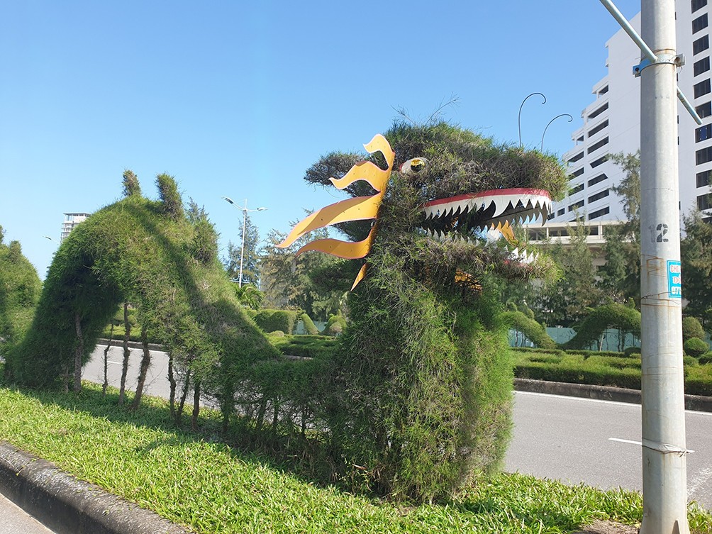 Tranh cãi linh vật rồng tạo hình từ cây xanh ở Quảng Bình - 1