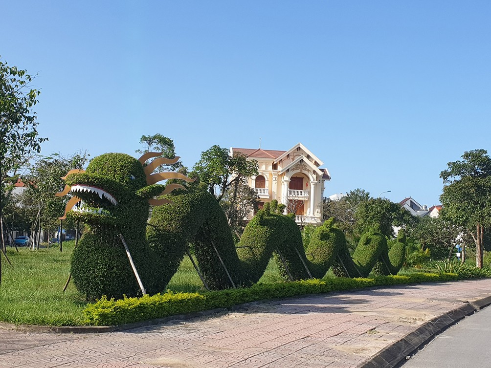 Mô hình rồng từ cây dương ở xã Bảo Ninh (bìa trái) và mô hình rồng từ cây sanh tại Công viên Nam Trần Hưng Đạo, phường Nam Lý, thành phố Đồng Hới.