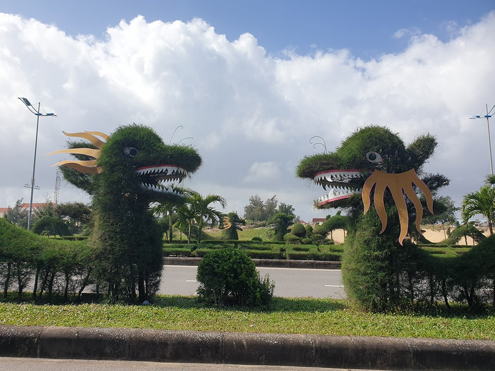 Có nhiều ý kiến khen chê những mô hình rồng tại thành phố Đồng Hới, đặc biệt là những mô hình tạo từ cây dương tại xã Bảo Ninh.