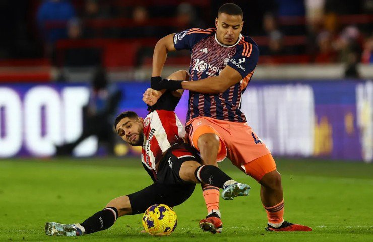 Trận đấu giữa Brentford (trái) và Nottingham Forest diễn ra căng thẳng và hấp dẫn