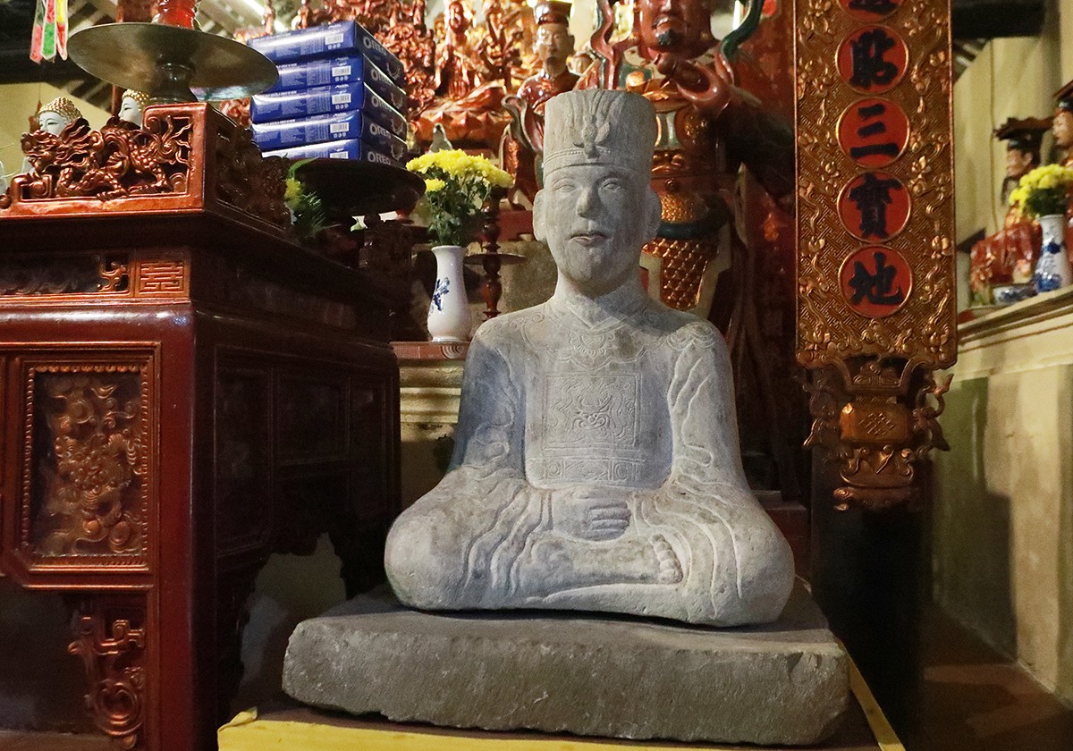 Cả hai pho tượng đều có niên đại từ thế kỷ XVI. Trong đó, tượng Mạc Thái Tổ (người dân địa phương gọi là tượng ông Bất năng nhẫn) được làm từ chất liệu đá vôi.