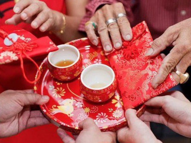 Bạn trẻ - Cuộc sống - Phải lòng trai trẻ trong một lần gặp gỡ, phú bà 60 tuổi theo đuổi bằng được, nhan sắc cô dâu ngày cưới mới khiến dân tình choáng váng