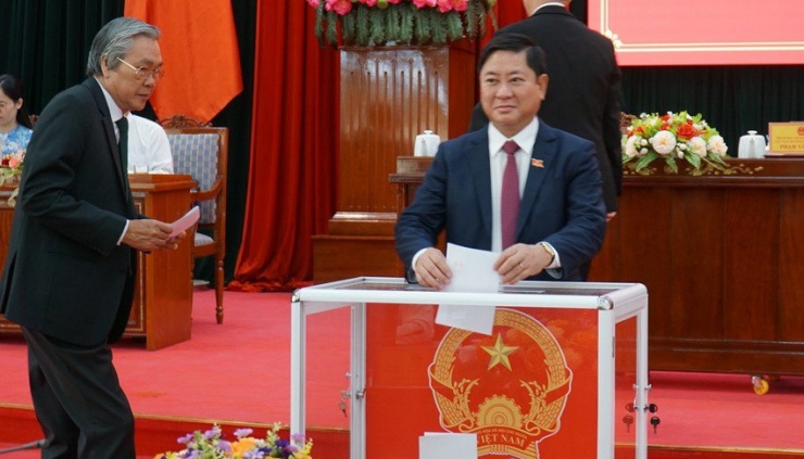 Các đại biểu bỏ phiếu miễn nhiệm chức vụ đối với ông Phan Tấn Cảnh. Ảnh: H.H