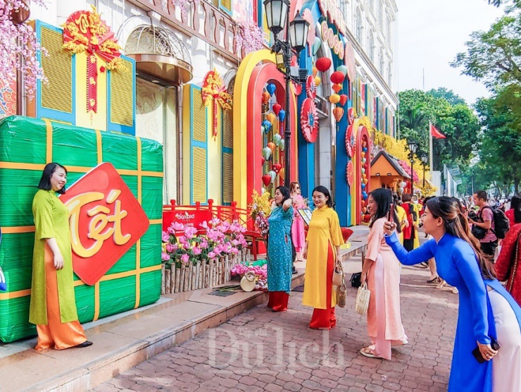 Hình ảnh trang trí hoa mai, đào, bánh chưng xanh càng làm chộn rộn không khí Xuân về - Tết đến.