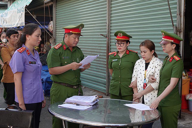 Cơ quan CSĐT Công an TP. Phan Thiết, tỉnh Bình Thuận đọc lệnh bắt bị can để tạm giam đối với Ngô Thị Loan Chi - chủ hụi bị 46 người tố cáo lừa đảo với tổng số tiền hơn 17,5 tỷ đồng.