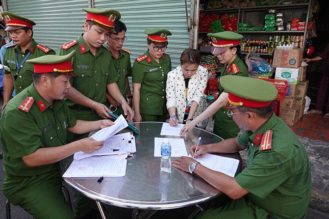 Cơ quan CSĐT Công an TP. Phan Thiết, tỉnh Bình Thuận tống đạt các quyết định cho bị can Ngô Thị Loan Chi.