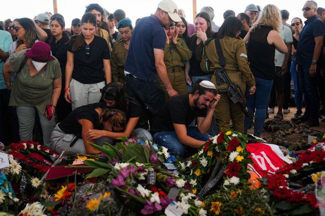 Đám tang của một gia đình thiệt mạng trong cuộc tấn công hôm 7-10-2023 ở miền Nam của Israel. Ảnh: AP