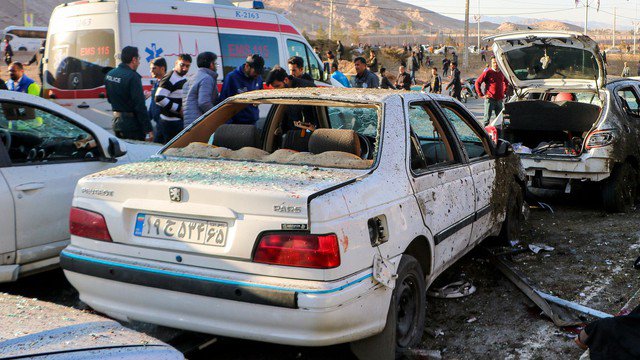 Chiếc ô tô bị phá hủy sau vụ nổ ở Kerman - Iran hôm 3-1. Ảnh: Hãng thông tấn Tasnim