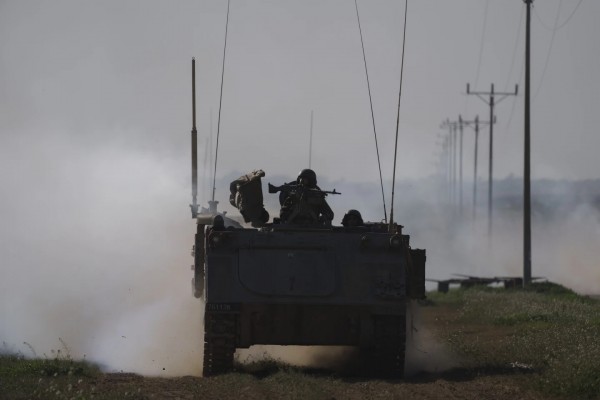 Xe tăng của lực lượng Israel tiến về Gaza. Ảnh AP. 