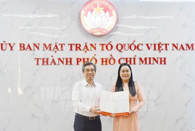 Ông Nguyễn Phước Lộc trao quyết định cho bà Nguyễn Thị Kim Thúy. Ảnh: Thành ủy TPHCM