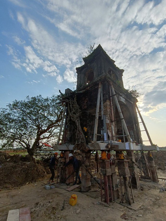 “Thần đèn” Nguyễn Văn Cư nâng thành công cổng đền lên cao 1,2m - 2