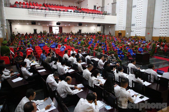 Số lượng bị cáo và người tham gia đông, nên phiên toà phải sử dụng Trung tâm Văn hóa tỉnh Kiên Giang.