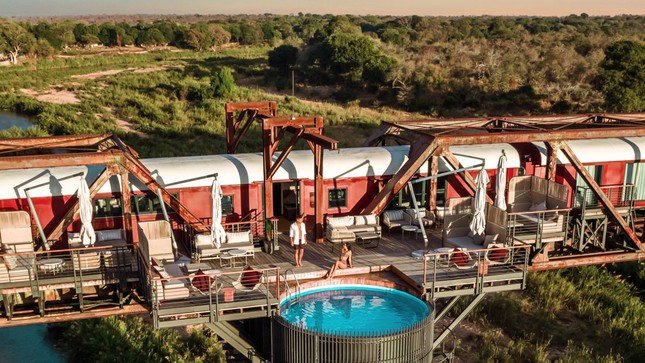 Khách sạn Kruger Shalati được xây dựng cả hồ bơi ngay trên đường ray tàu.