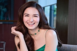 Thời trang - "Người đàn bà đẹp nhất Philippines" không còn lộ vòng 2 "màu mỡ" vì váy lụa