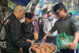 Thị trường - Tiêu dùng - Chỉ bán một món ăn “lạ”, chủ hàng phố cổ Hà Nội thu hàng chục triệu đồng/ngày