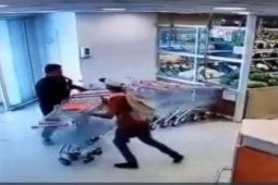 Phi thường - kỳ quặc - Video: Nhân viên siêu thị hạ gục tên trộm chỉ bằng một chai nước ngọt