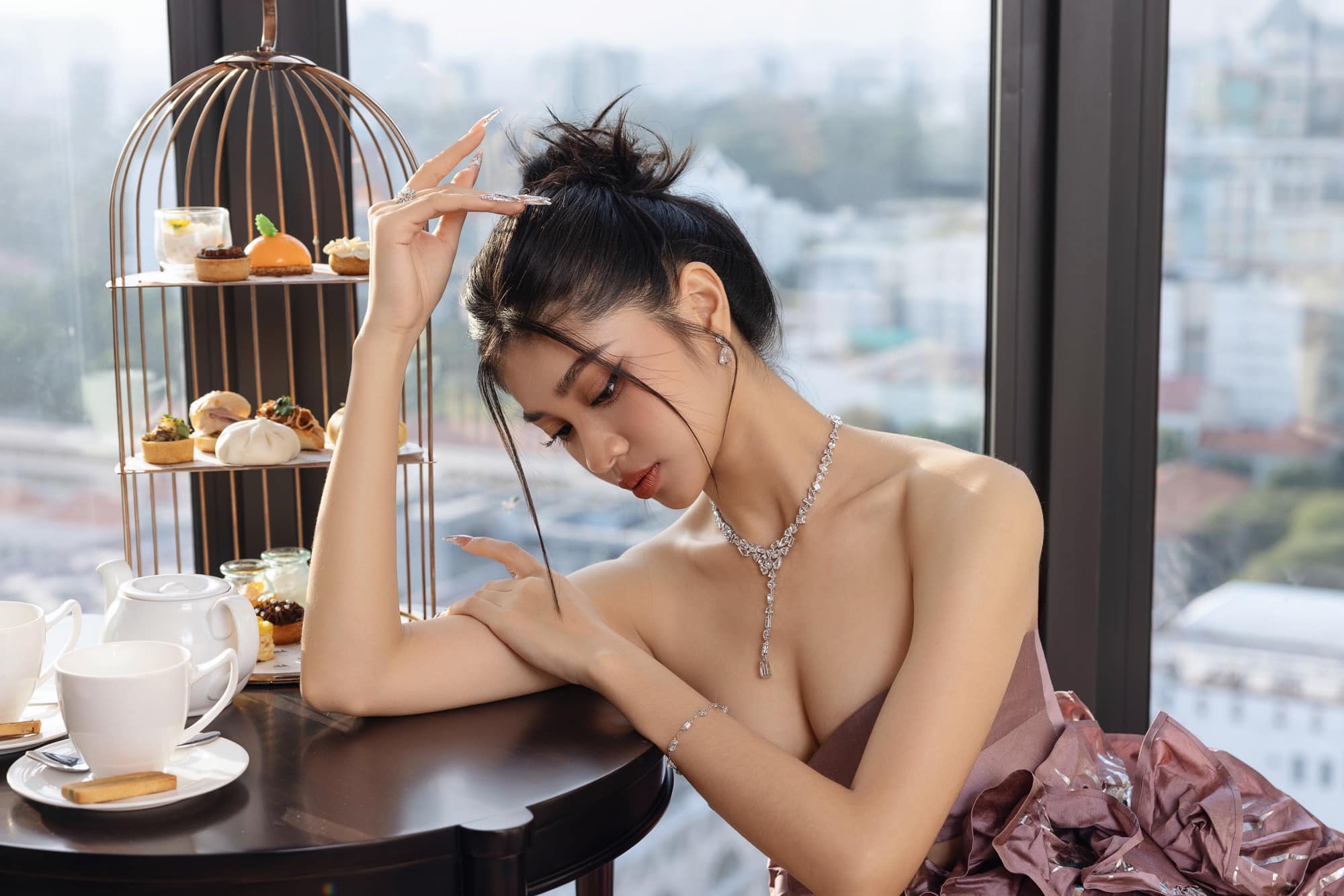 Người đẹp quê Ninh Thuận ở tuổi 20 chuộng váy áo cúp ngực, xẻ cao khoe vẻ quyến rũ - 3