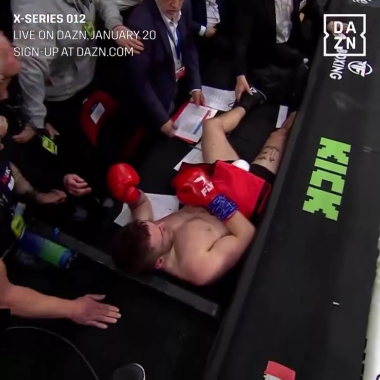 Matthews nằm chềnh ềnh trên bàn trọng tài, anh xin thua luôn