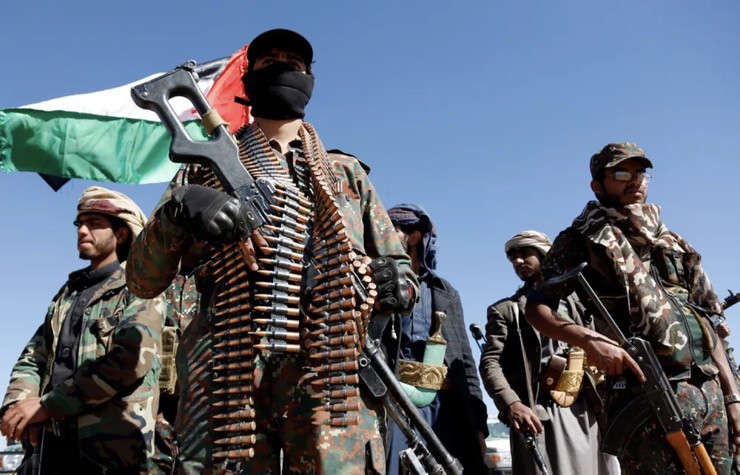 Các chiến binh Houthi tham gia tuần hành phản đối các cuộc tập kích của Mỹ.