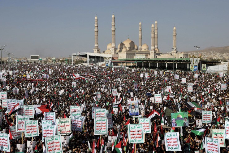 Đám đông ủng hộ Houthi tập trung tại thủ đô Sanaa, Yemen, lên án các cuộc không kích của Mỹ và Anh.