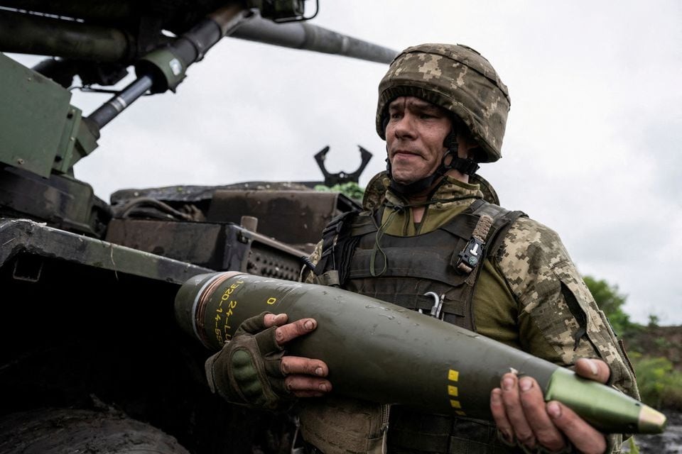 Một binh sĩ Ukraine bê đạn pháo chuẩn bị cho đợt tấn công vào các lực lượng Nga ở gần thị trấn Avdiivka, vùng Donetsk, ngày 31/5/2023. Ảnh: Reuters